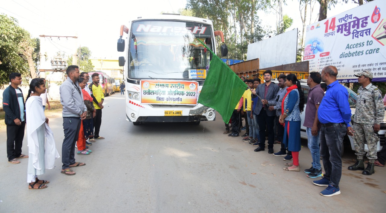 संभाग स्तरीय छत्तीसगढ़िया ओलंपिक खेलने खिलाड़ियों को हरी झंडी दिखाकर कलेक्टर ने किया रवाना