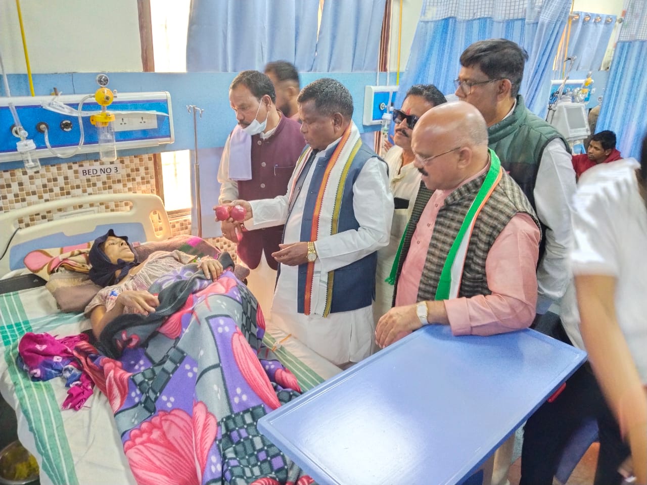 सोनिया गांधी के जन्मदिन पर जिला अस्पताल में मरीजों को बांटे फल