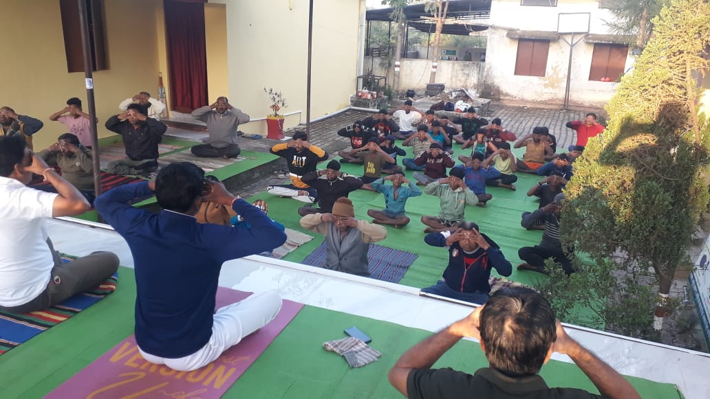आयुष हेल्थ एंड वेलनेस सेंटर में रोज सुबह सबेरे लग रही योग की पाठशाला