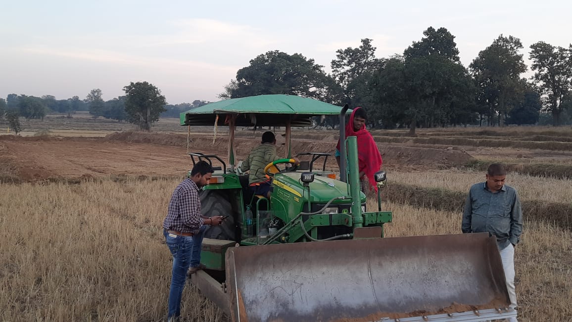 मशीनरी से चल रहे मनरेगा के कार्य, विभाग की खामोशी से उठ रहे सवाल