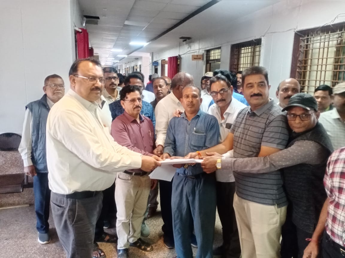आरक्षण को लेकर सामान्य वर्ग के लोगों ने दिया  राज्यपाल के नाम कलेक्टर को  ज्ञापन