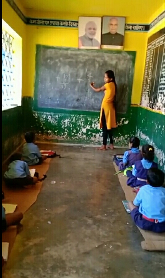 दिव्यांग युवती ट्यूटर बन फैला रही शिक्षा का प्रकाश