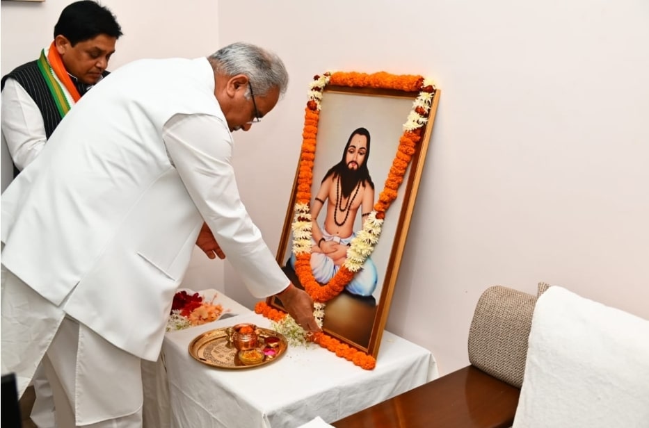 मुख्यमंत्री ने बाबा गुरु घासीदास जी को उनकी जयंती पर नमन किया