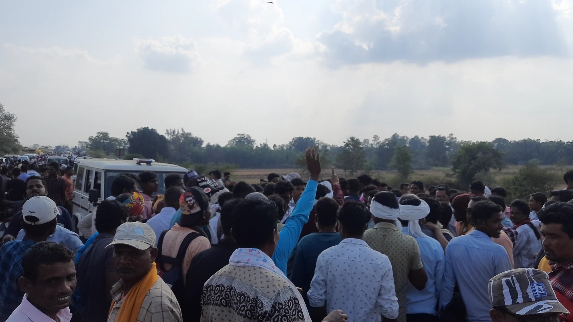प्रदर्शनकारीयो के नाम से असामाजिक तत्व पहुंचे सड़कों पर