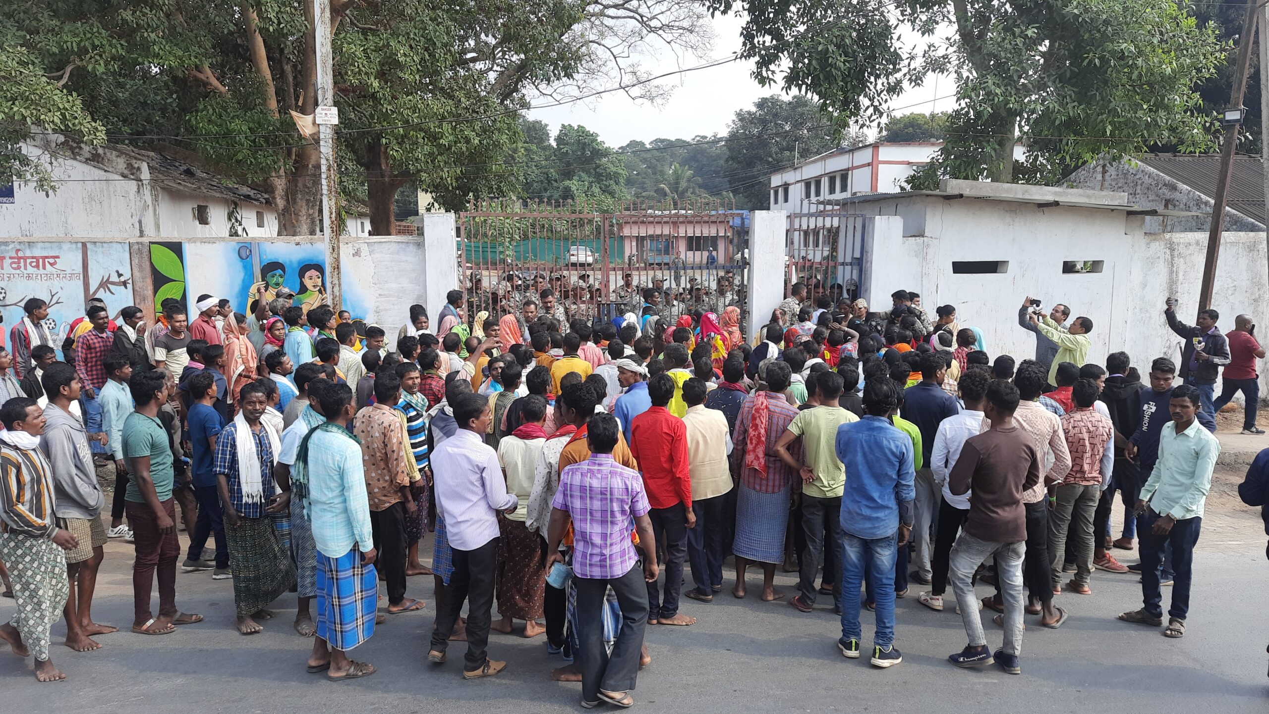 आक्रोशित ग्रामीणों ने पुलिस अधिकारी के साथ की झूमा-झटकी