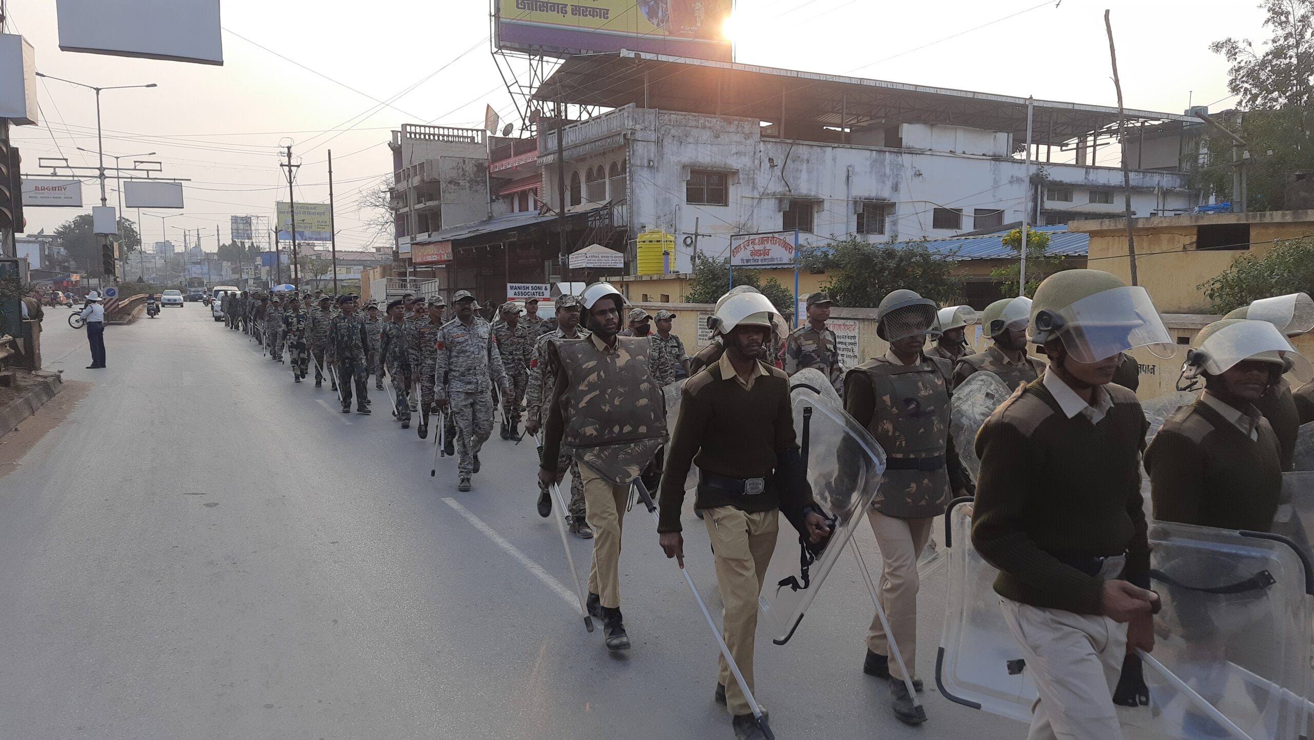 पुलिस और जिला प्रशासन ने निकाली नगर में फ्लैग मार्च