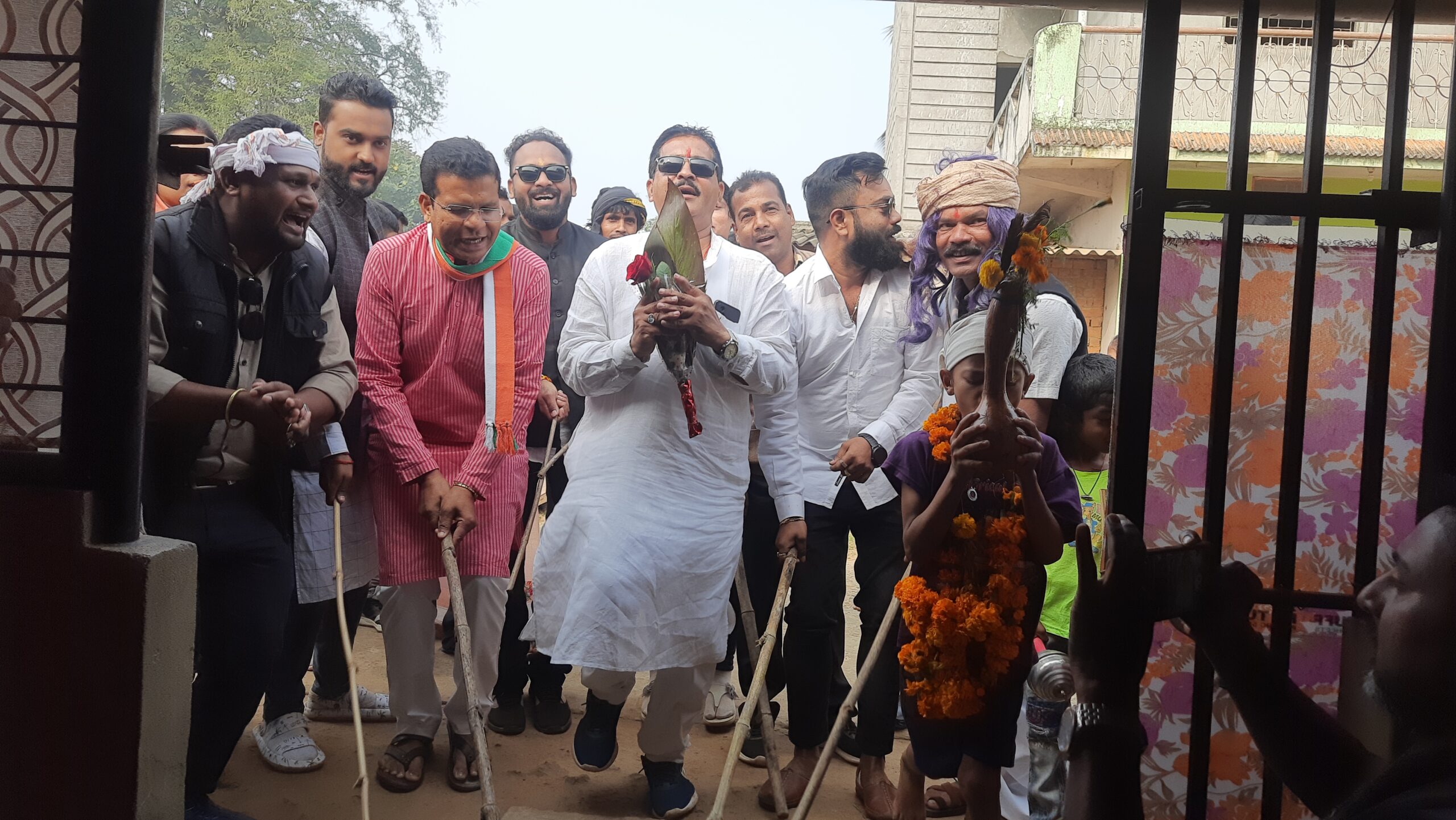 नाच गा कर पीसीसी चीफ मोहन मरकाम घर-घर पहुंच मांग रहे हैं अनाज