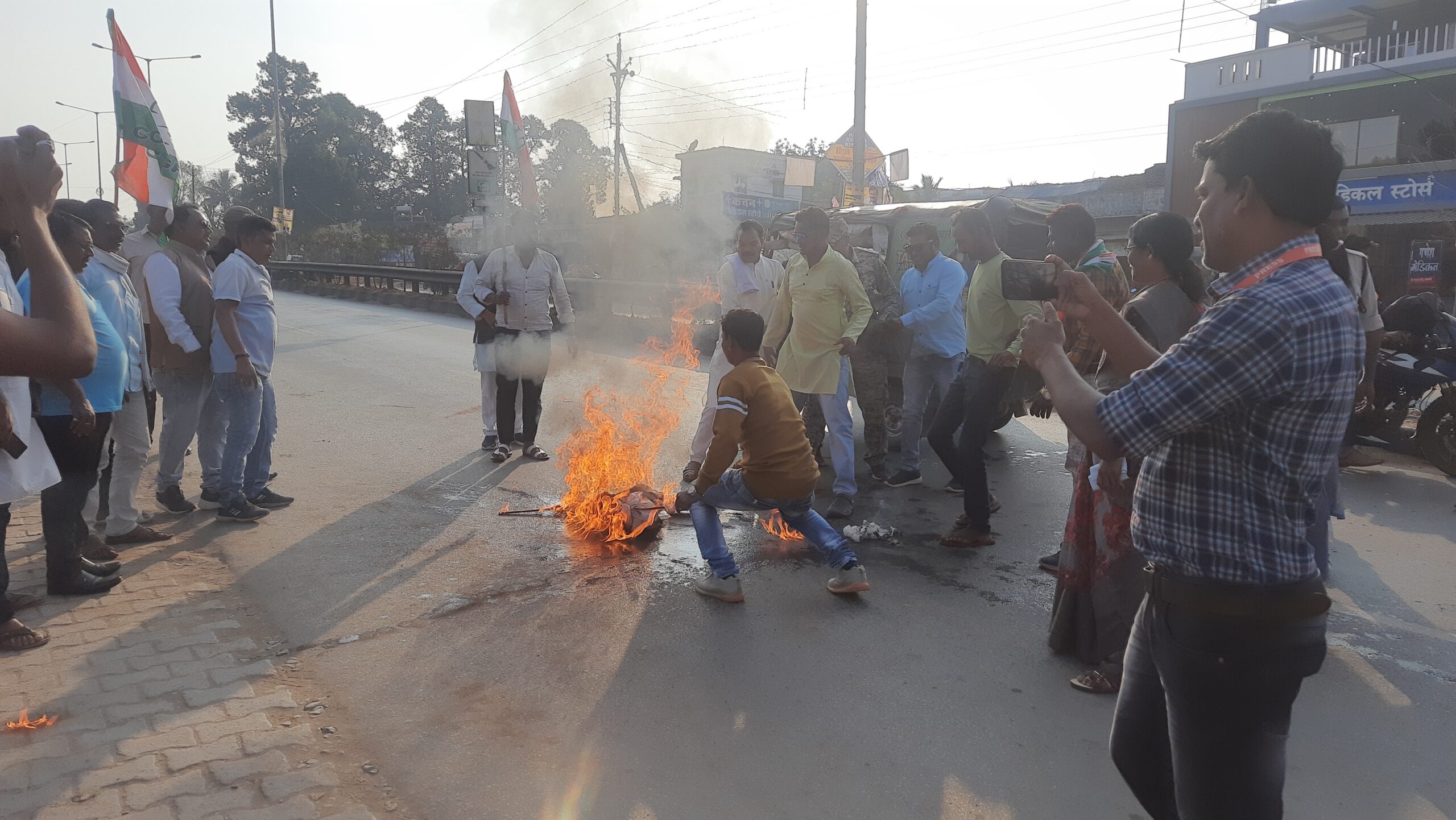 कांग्रेसियों ने बीजेपी नेता प्रतिपक्ष का फूंका पुतला