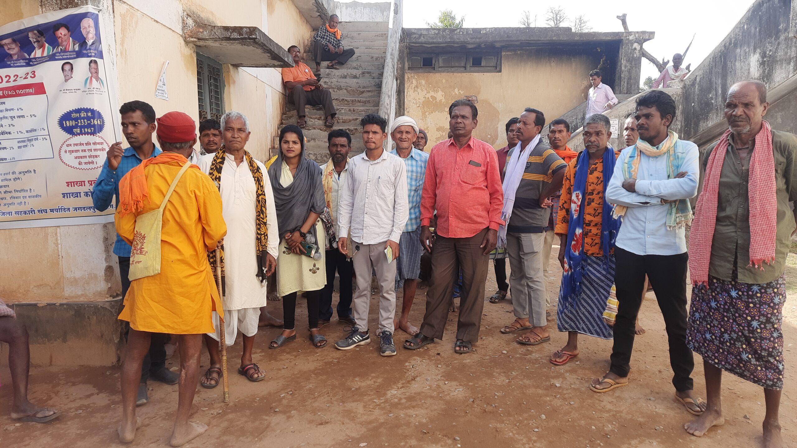समर्थन मूल्य में बेचा धान, अब राशि निकालने किसान परेशान