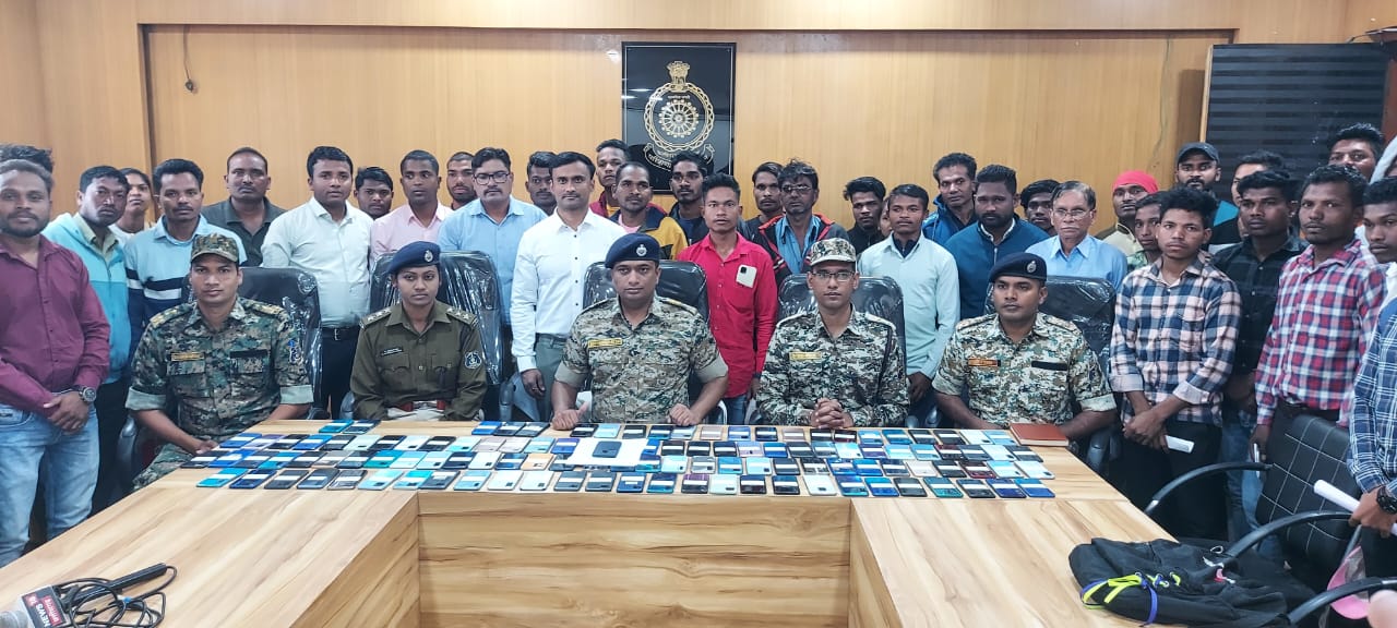 गुम हुए 120 मोबाइल को ढूढ पुलिस ने लौटाया मोबाइल मालिक को