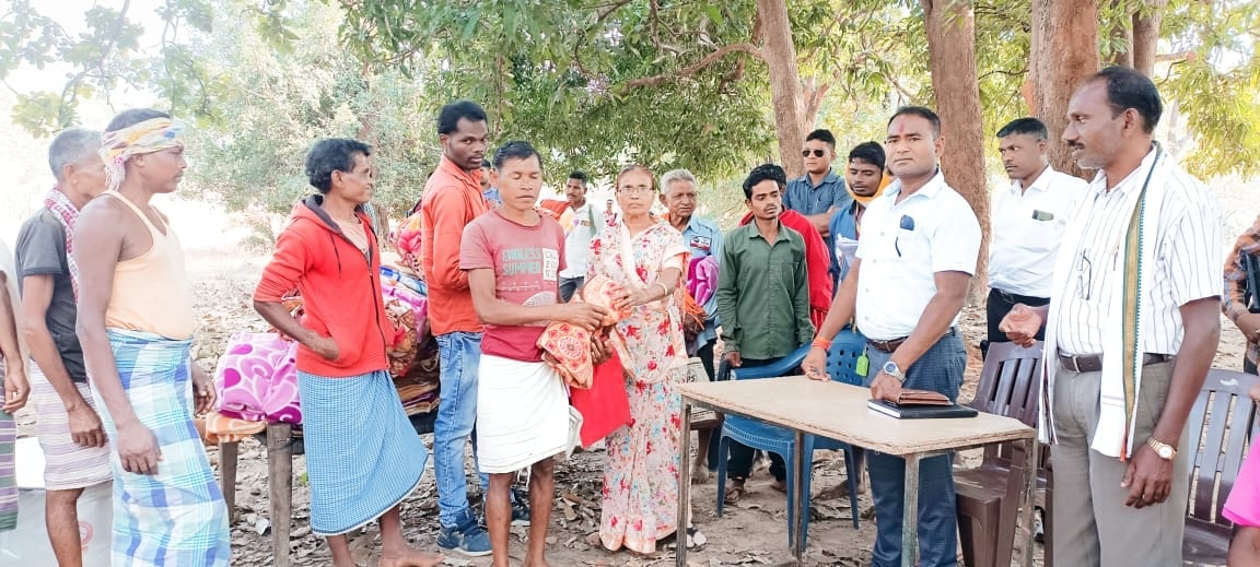 अतिसंवेदनशील क्षेत्र ग्राम मुस्केल पहुंचे विधायक देवती कर्मा व पीसीसी मेम्बर छविंद्र कर्मा  आम पेड़ नीचे लगाई चौपाल