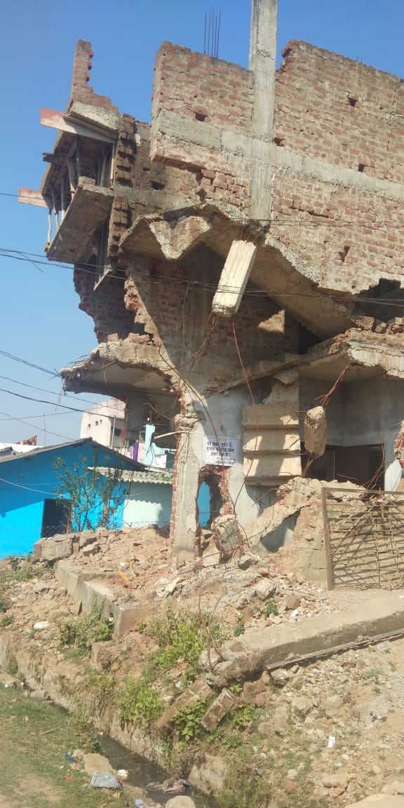 क्षतिग्रस्त मकान को तोड़ने वार्ड वासियों ने सौंपा कलेक्टर को ज्ञापन