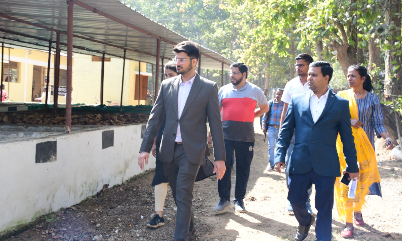 कलेक्टर ने कोण्डागांव शहरी गौठान में गोबर से पेंट निर्माण का किया निरीक्षण