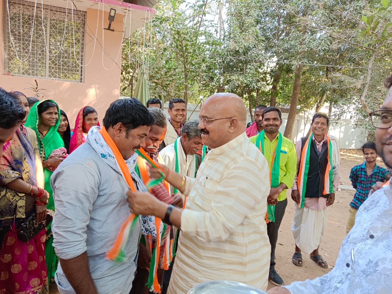 महिलाओं समेत कोयलीबेड़ा के 38 ग्रामीणों ने किया कांग्रेस प्रवेश, विधायक अनूप नाग की कार्यशैली से थे प्रभावित