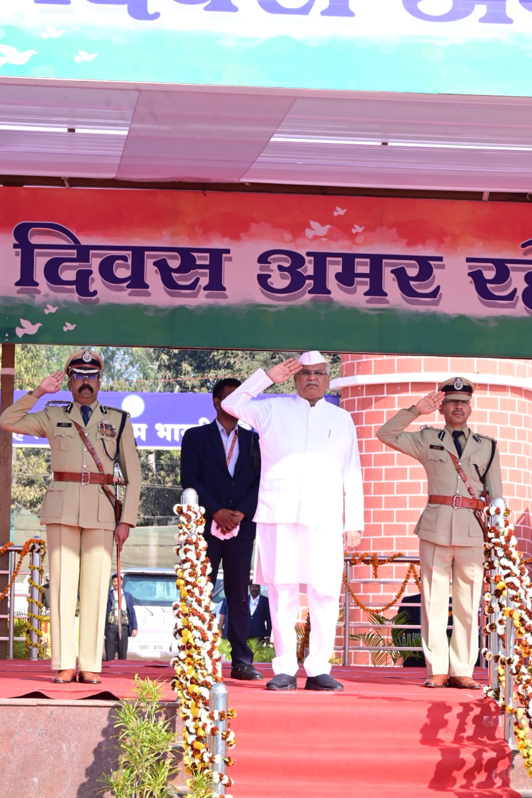 मुख्यमंत्री  बघेल ने लालबाग मैदान में किया ध्वजारोहण