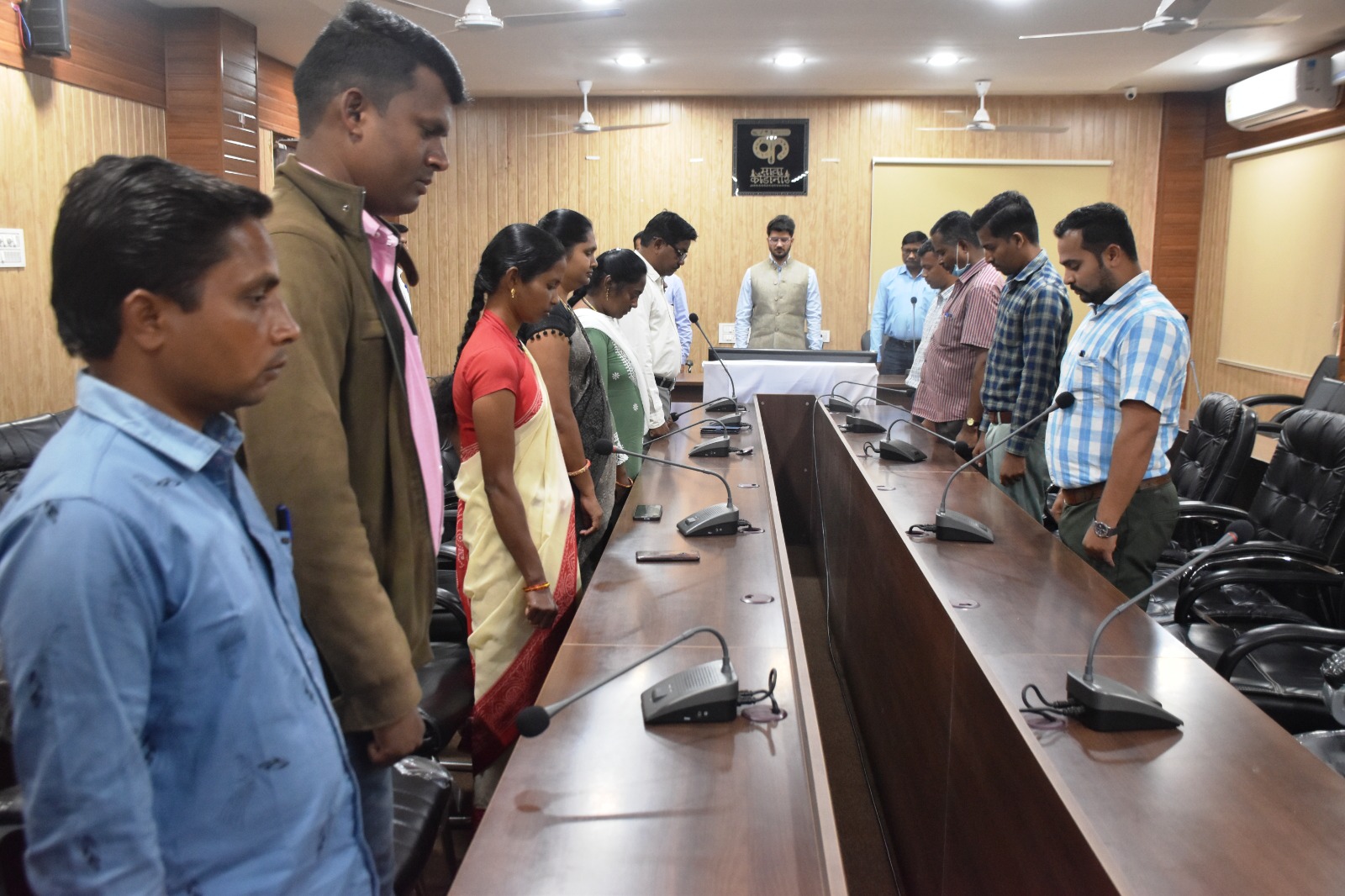 कलेक्टोरेट सहित अन्य कार्यालयों में मौन धारण कर स्वतंत्रता संग्राम के शहीदों को दी गयी श्रद्धांजलि