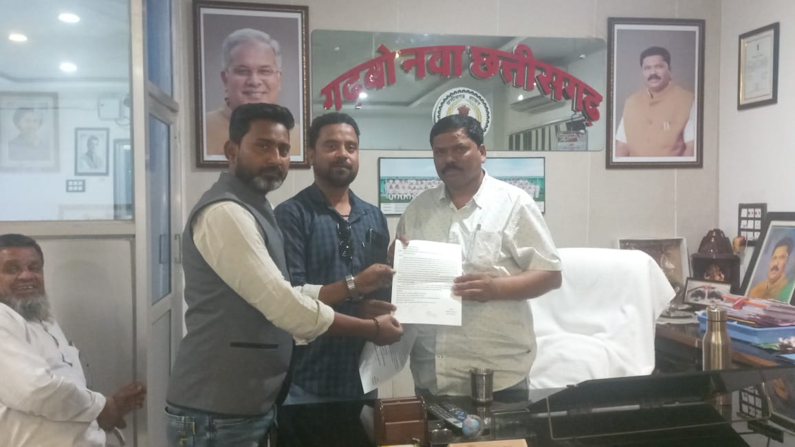 डीएफओ के विरुद्ध ग्रामीण खोलेंगे मोर्चा,मामले की गंभीरता से संत को अवगत कराया पत्रकारों ने