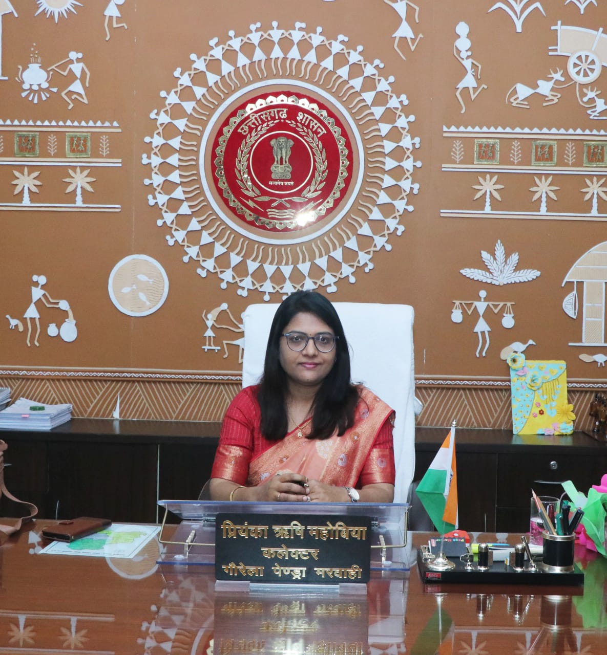 नव पदस्थ कलेक्टर श्रीमती प्रियंका ऋषि महोबिया ने किया कार्यभार ग्रहण