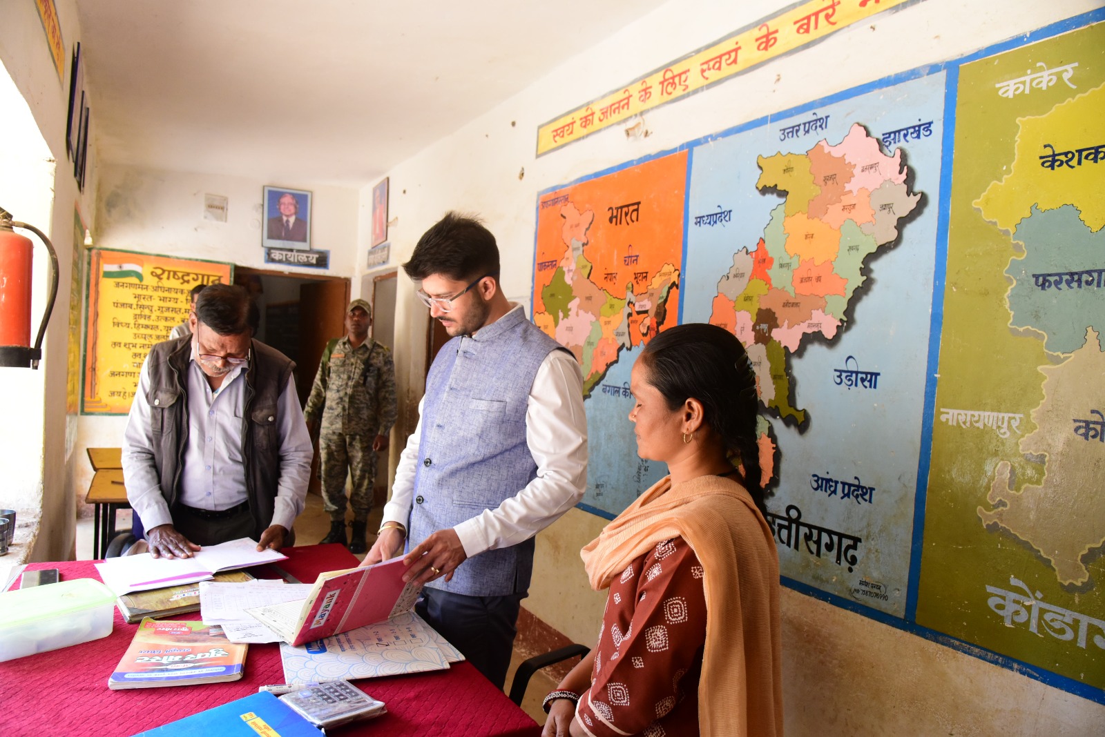 कलेक्टर ने बड़ेसिलाटी में प्राथमिक शाला एवं उच्च प्राथमिक शाला का किया निरीक्षण