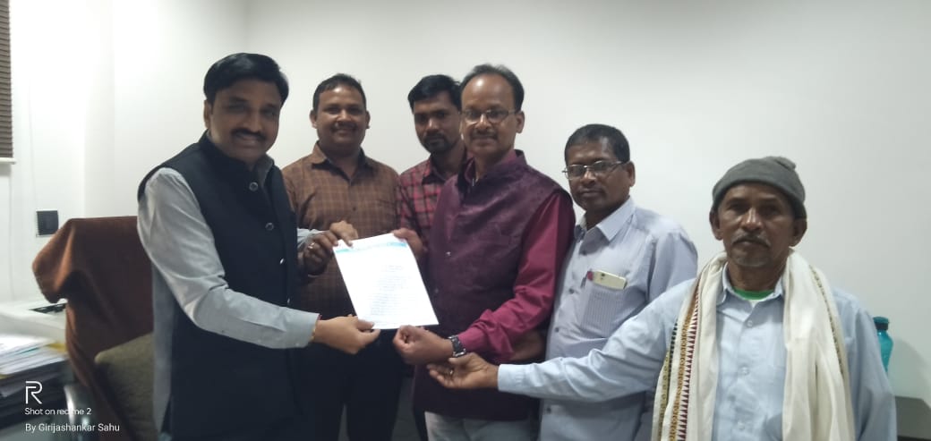 छत्तीसगढ़ी शासकीय लघु वेतन कर्मचारी संघ ने अपनी मांगों को लेकर मुख्यमंत्री के नाम ज्ञापन सौप