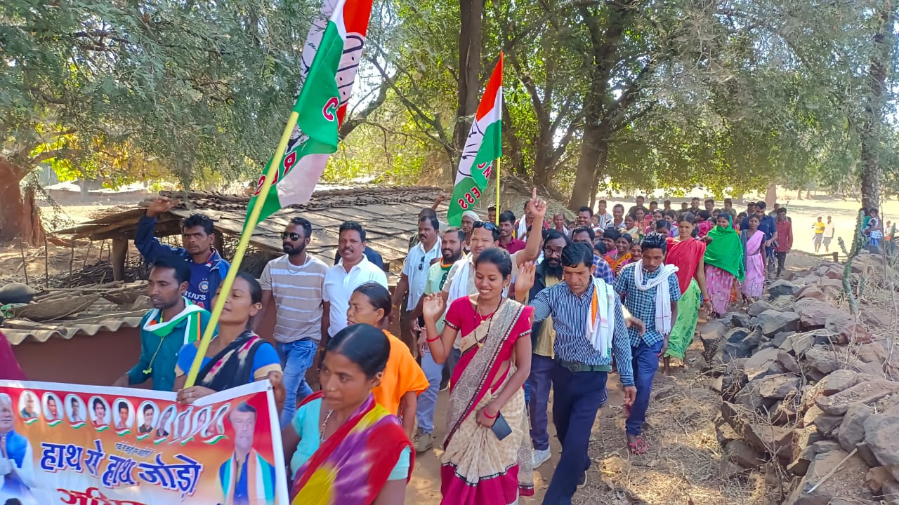 हाथ से हाथ जोड़ो यात्रा में विधायक बेंजाम के साथ कदम से कदम मिलाकर चल रहे ग्रामीण