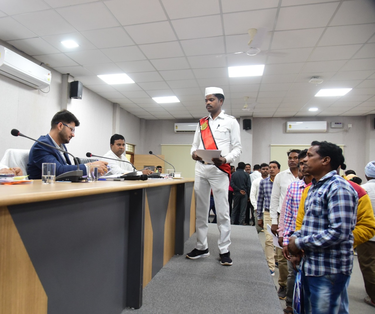 कलेक्टर जनदर्शन में कलेक्टर ने आम जनता से रूबरू होकर सुनी मांग एवं समस्या