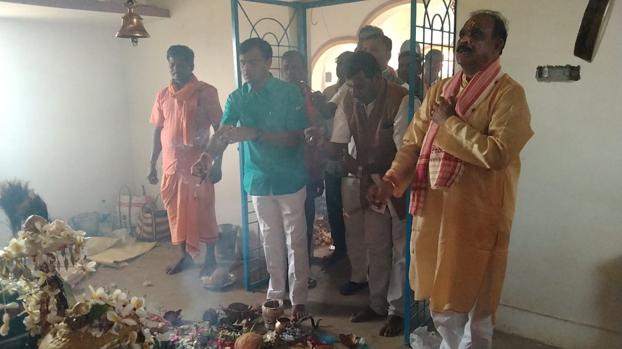 मंदिर लोकार्पण में पहुंचे बस्तर विधायक व सांसद,  सौंदर्यीकरण का दिया आश्वासन