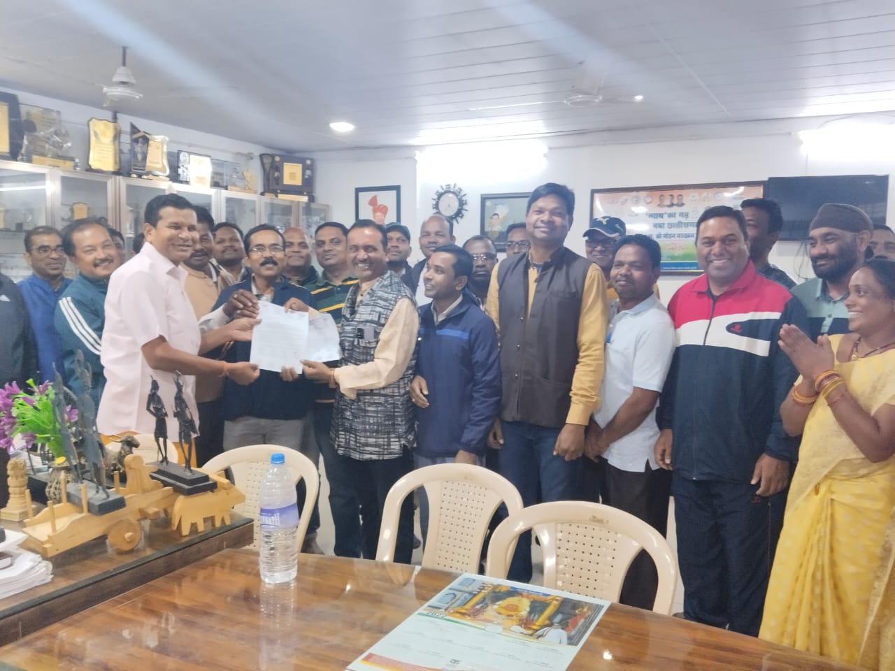 पीसीसी चीफ की धर्म पत्नी  ने शिक्षक मोर्चा के साथ   अपने पति पीसीसी चीफ मोहन मरकाम को  सौपा ज्ञापन