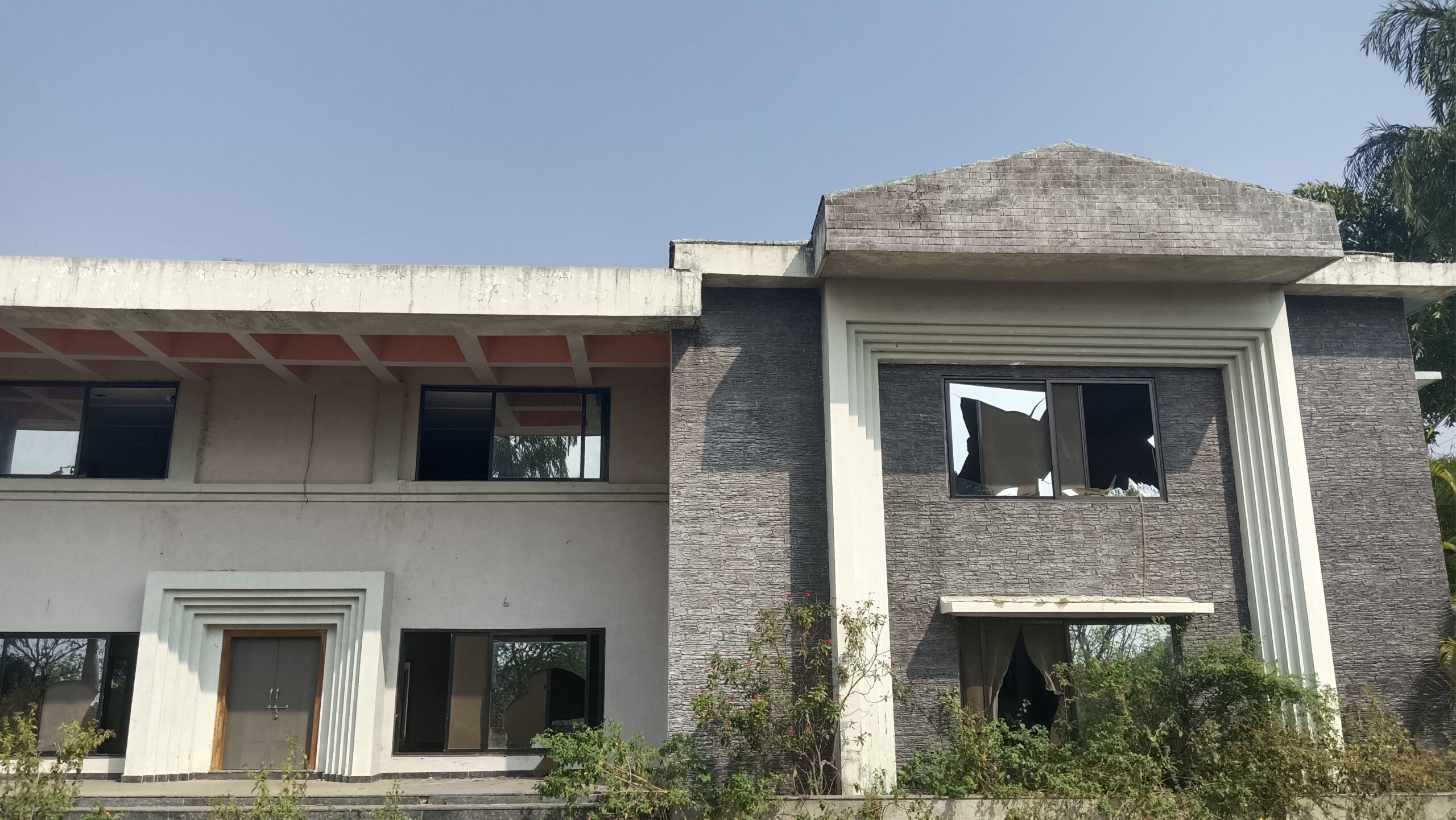 आलिशान पर्यटक विश्रामगृह हुआ जर्जर,जिम्मेदार नहीं ले रहे सुध,निर्माण गुणवत्ता पर उठ रहे सवाल,