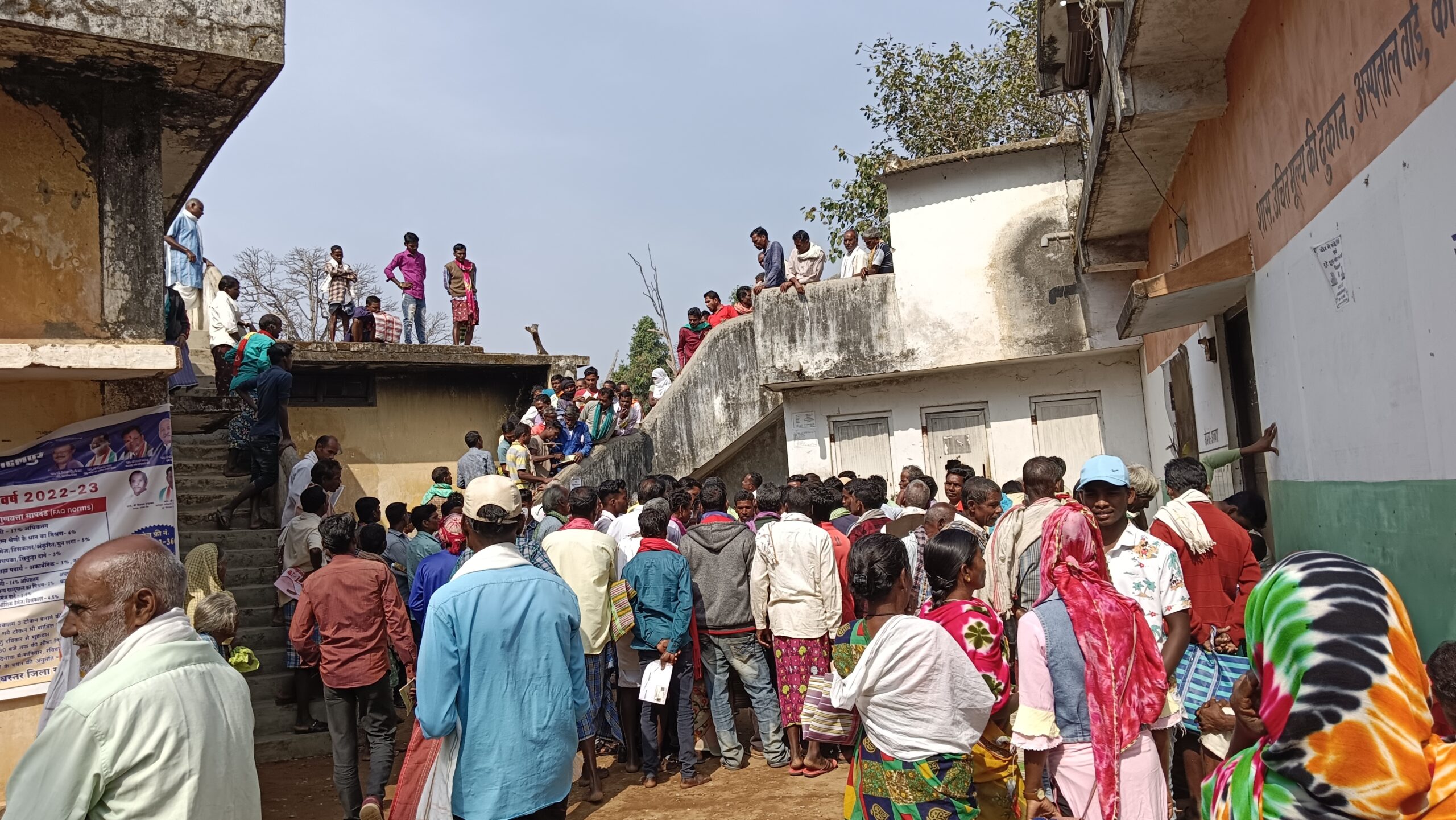 सहकारी बैंक में लंबी कतार, ग्राहकों को करना पड़ रहा घंटों इंतजार