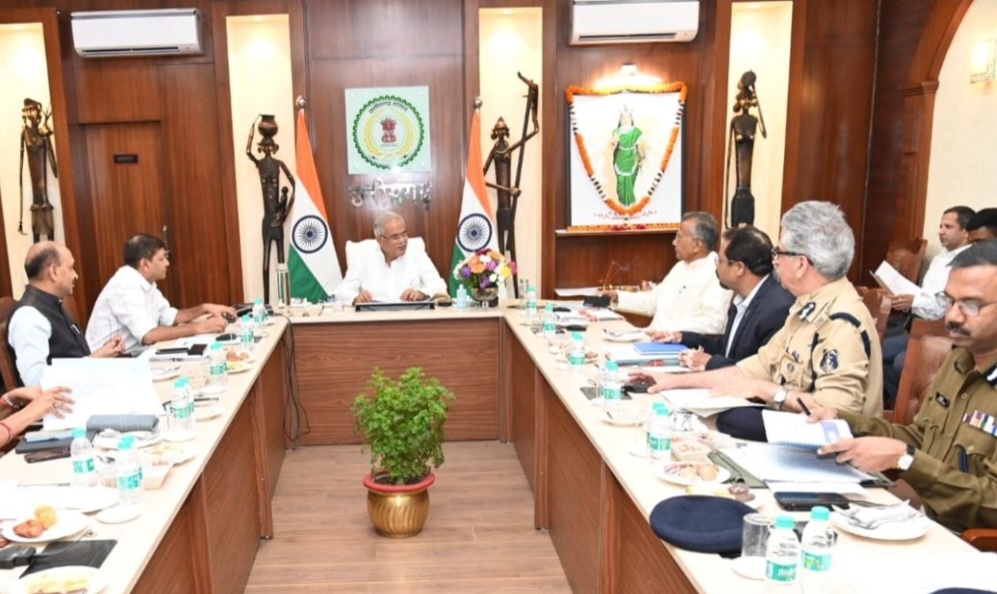 मुख्यमंत्री निवास कार्यालय में विभिन्न विभागों के बजट की तैयारियों की समीक्षा