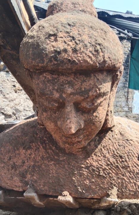 घर निर्माण के दौरान खुदाई में मिली बुद्ध भगवान  की मूर्ति, हो सकती है सैकड़ों साल पुरानी