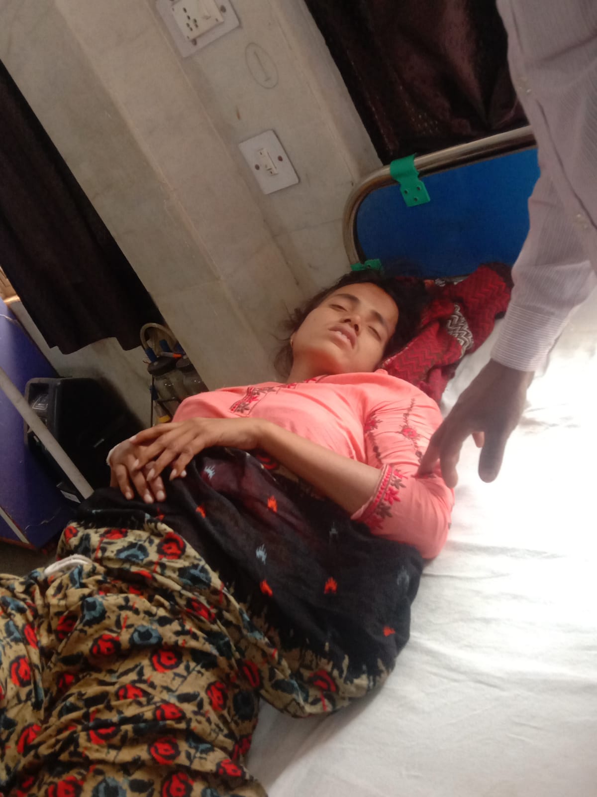 अज्ञात वाहन की ठोकर से आंगनबाड़ी हुई घायल "अपडेट"