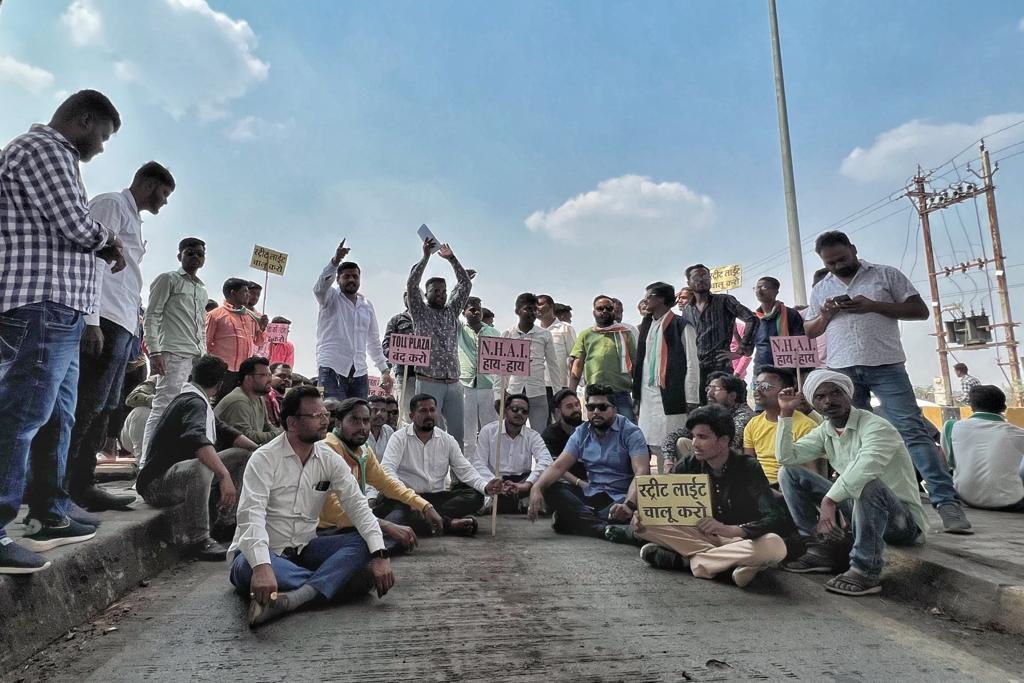 जनपद सदस्य निलय कश्यप के नेतृत्व मे बस्तरवासियों ने टोल प्लाजा मे किया धरना प्रदर्शन