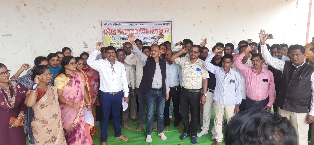 पंचायत सचिवों के हड़ताल पर जाने से पंचायतों के सभी काम हुए प्रभावित,मांग नहीं तो काम नहीं