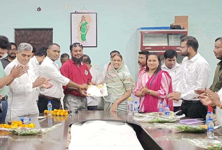 <em>हितग्राहियों को पट्टा वितरण कर देवती व छविंद्र ने किया पौधरोपण</em>