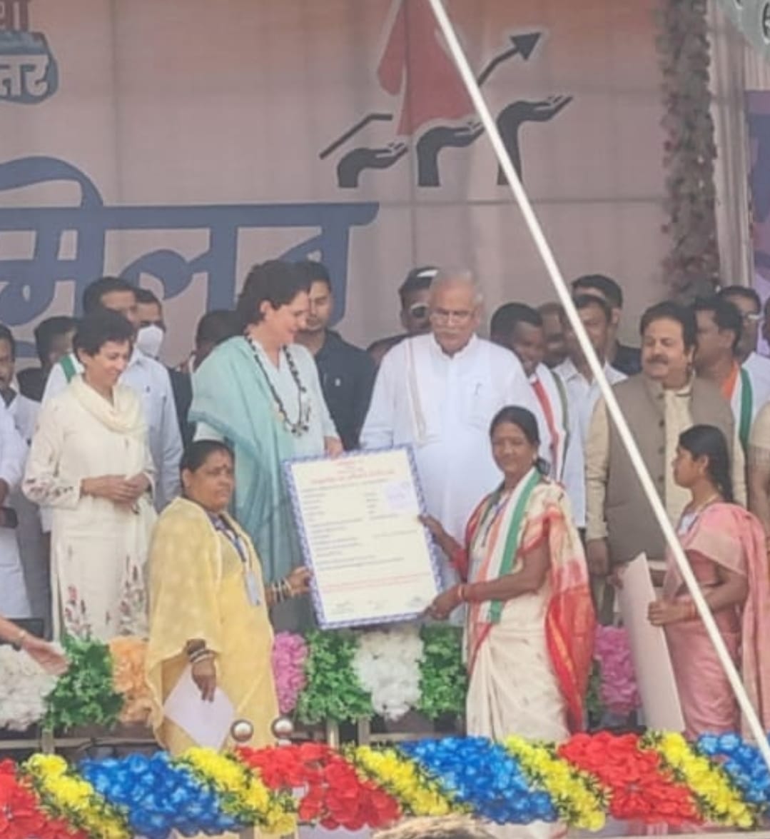 प्रियंका गांधी के हाथों सम्मानित हुई श्यामा कुमारी ध्रुव