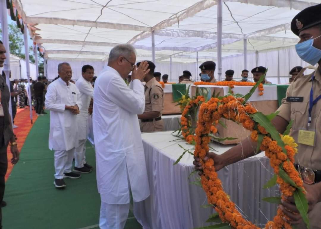 मुख्यमंत्री भूपेश बघेल सहित अन्य नेताओं व अधिकारियों ने दी शहीदों को श्रद्धाजंलि