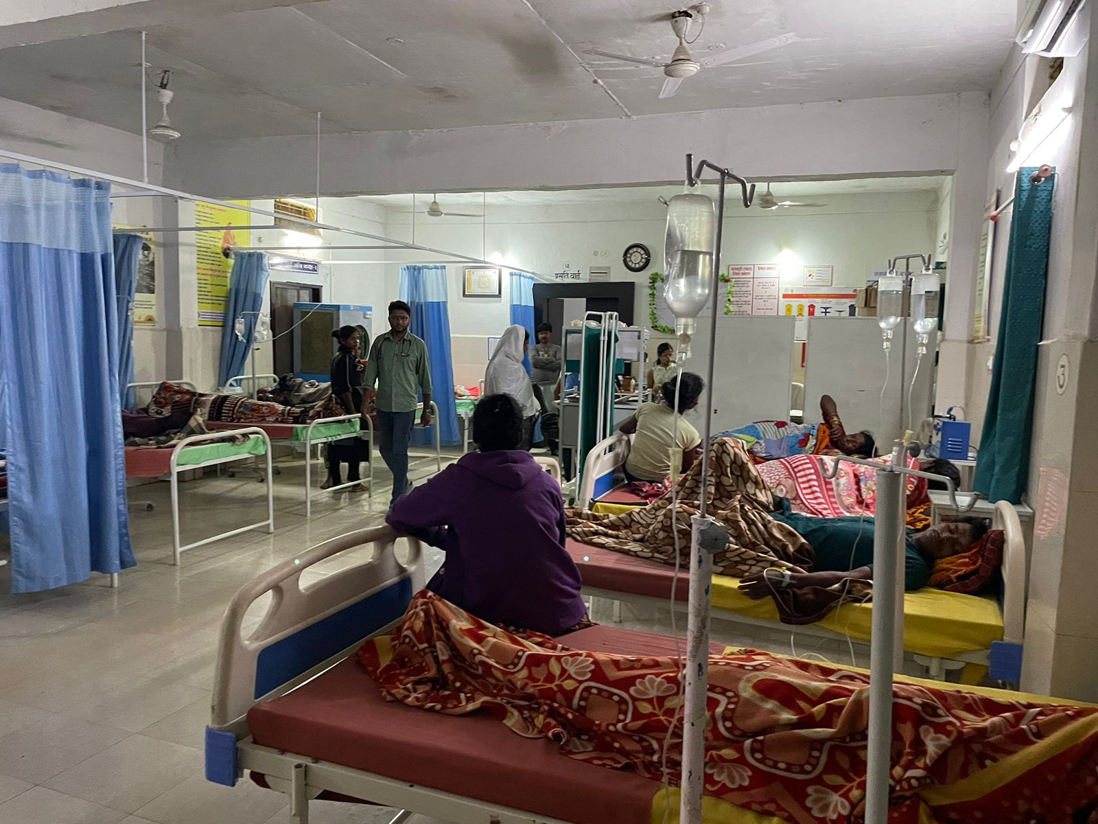 सगाई में आए 45 मेहमान हुए फूड पाइजन के शिकार, डॉक्टरों की टीम पहुंची