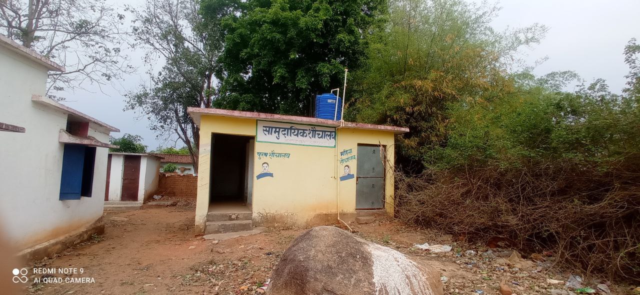सामुदायिक शौचालय का बुरा हाल, खुले को शौच करने को विवश ग्रामीण
