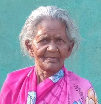 राशन कार्ड में जीवित महिला को मृत बताने के मामले पर हुई कार्रवाई ,महिला को मिला राशन