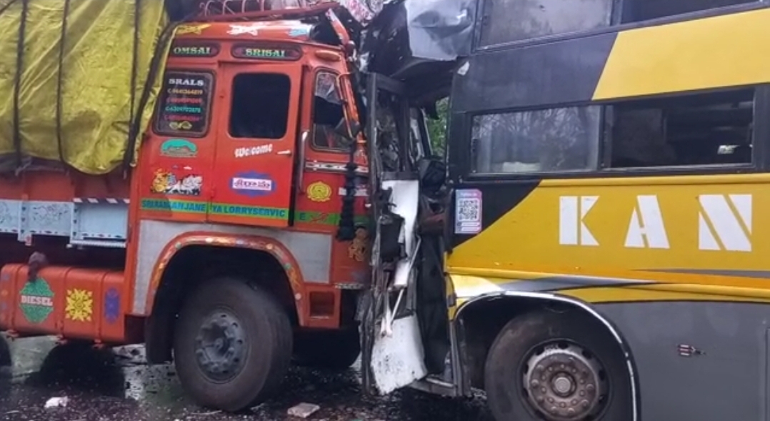 यात्री बस व ट्रक में आमने सामने टक्कर, दर्जन भर यात्री घायल