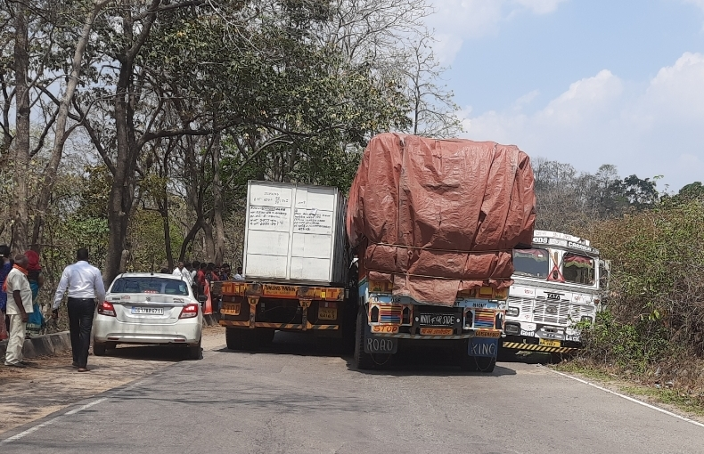 केशकाल घाट में लगा जाम