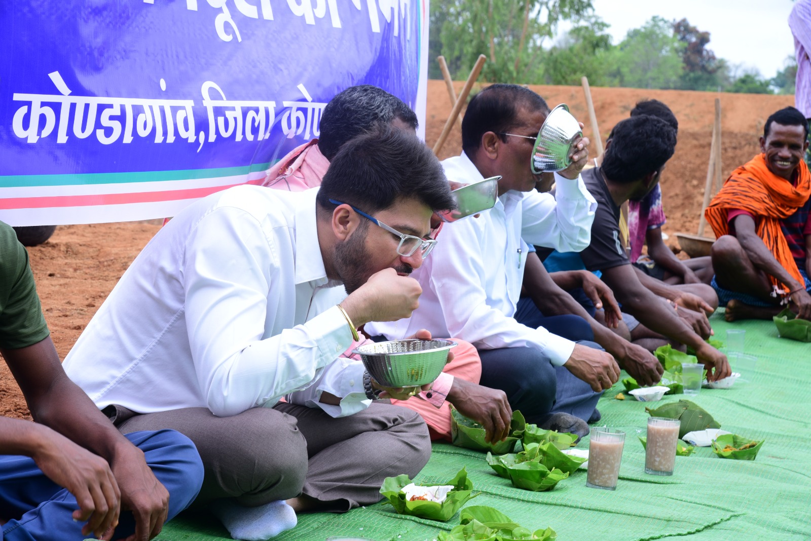 <em>कलेक्टर दीपक सोनी ने बाखरा में मनरेगा श्रमिकों एवं ग्रामीणों के साथ मनाया अंतर्राष्ट्रीय श्रम दिवस</em>