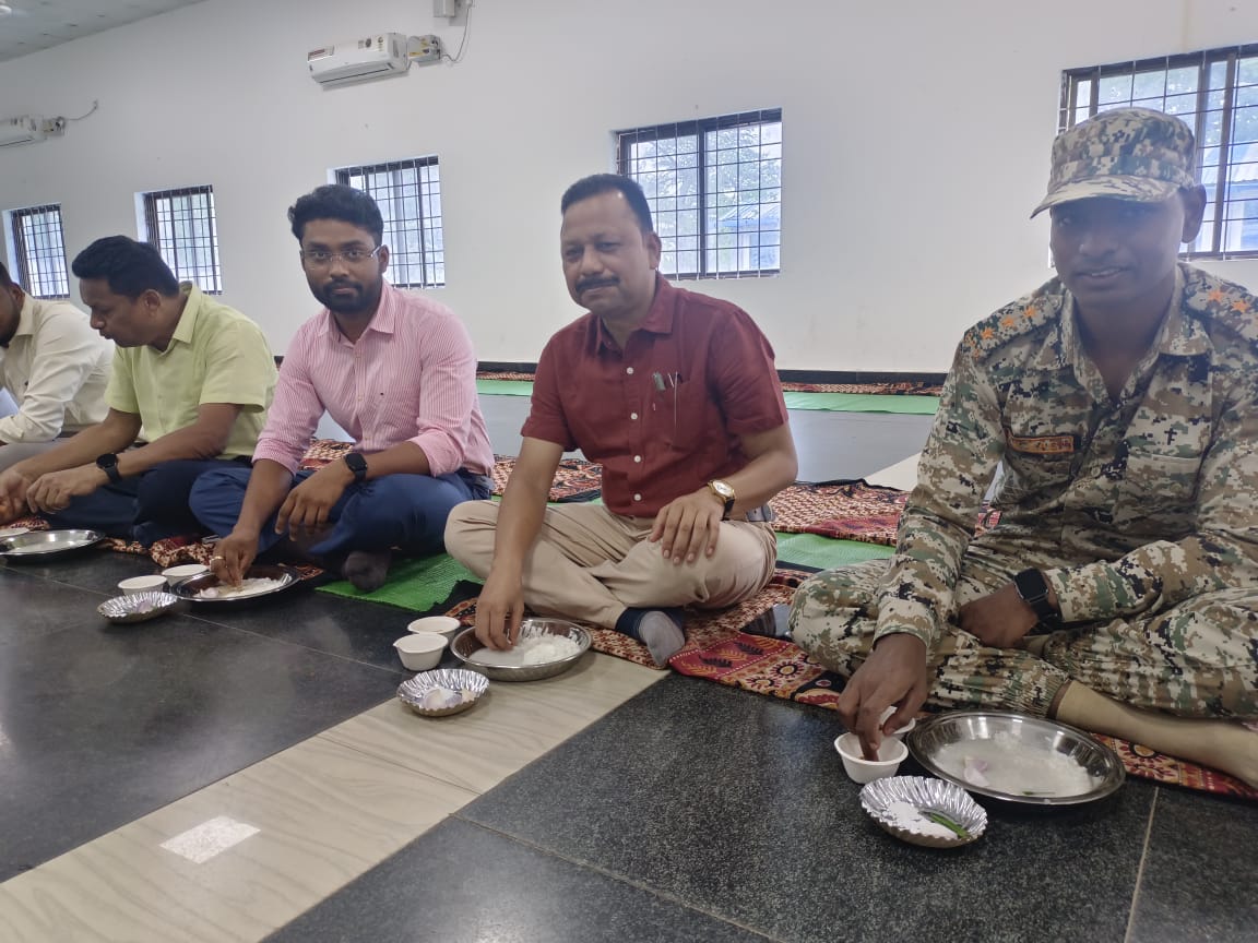 <em>मजदूर दिवस पर बोरे-बासी खाकर</em> <em>श्रमिकों का किया सम्मान</em>