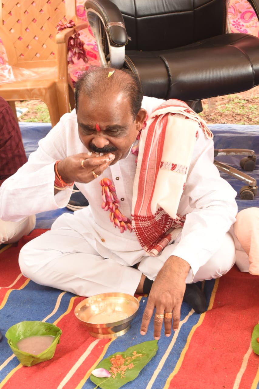 श्रमिक दिवस पर विधायक लखेश्वर पहुचे सानदेवड़ा, ग्रामीणों के साथ खाया बोर-बासी
