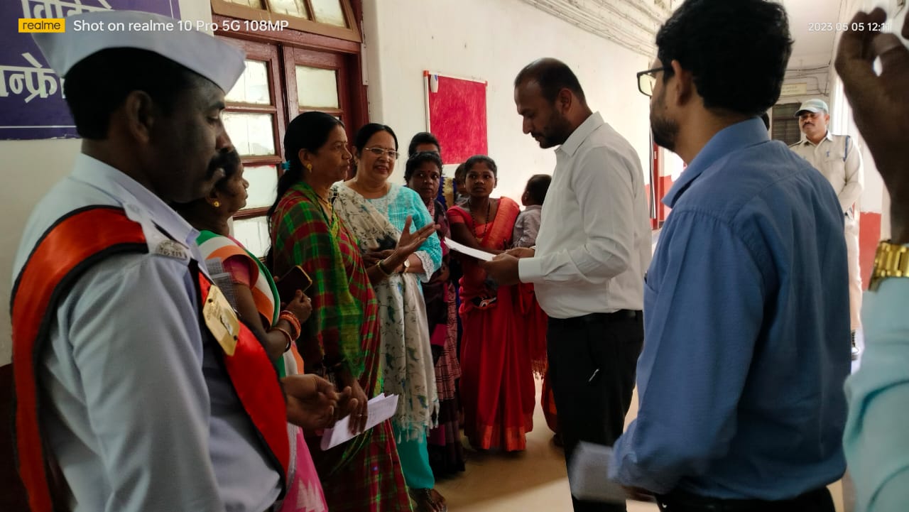 पेयजल की मांग को लेकर कलेक्ट्रेट पहुंची महिलाएं