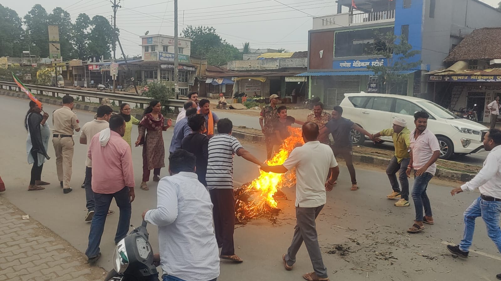 भूपेश सरकार के संरक्षण में दो हजार करोड़ का शराब घोटाला भाजपा महिला मोर्चा एवं युवा मोर्चा ने किया मुख्यमंत्री का पुतला दहन