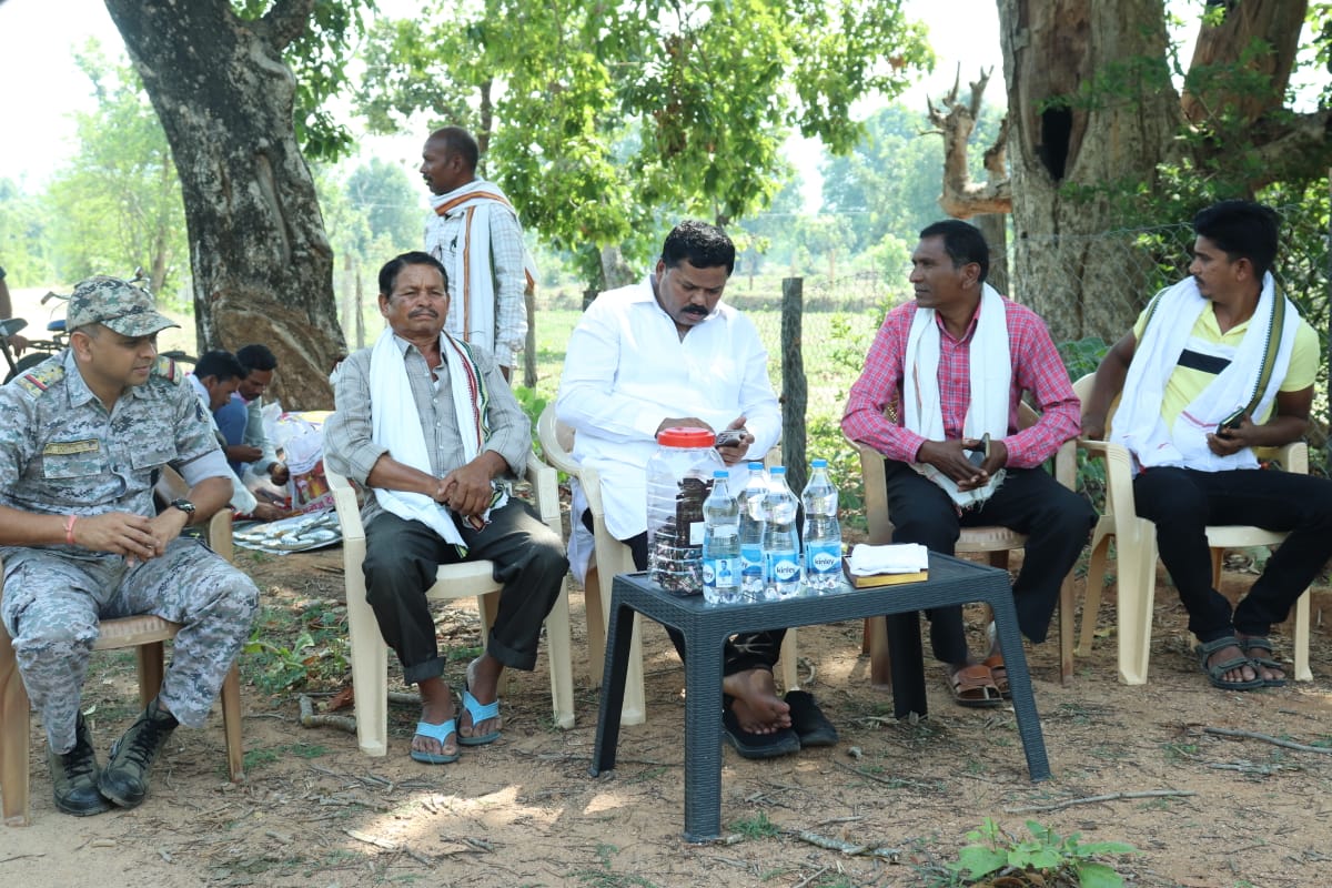 <em>सूदूरवर्ती ग्राम हरवेल, चिपरेल, माहुरबेड़ा पहुंचे विधायक संतराम नेताम</em>
