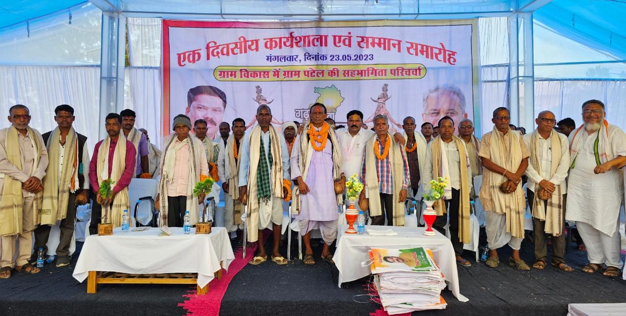 संतराम नेताम ने दो सौ ग्राम पटेल का शॉल व श्रीफल भेंट कर किया सम्मानित